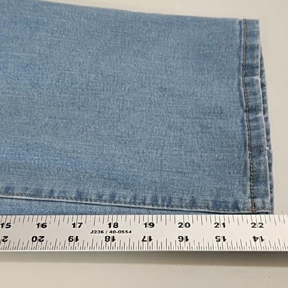 Nine West Blue Cropped Chrystie Light Blue Denim Stretch Jeans - Picture 5 of 12